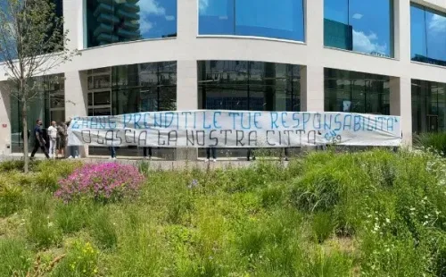 Uno de los lienzos contra el presidente del Inter tras conocerse la posible salida de Conte. Foto: Daniele Mari, Twitter.