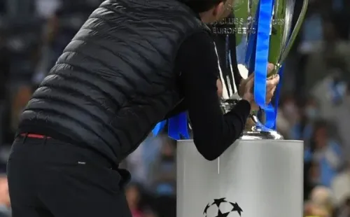 Tuchel besa la Champions que consiguió con el Chelsea. Foto: Getty.