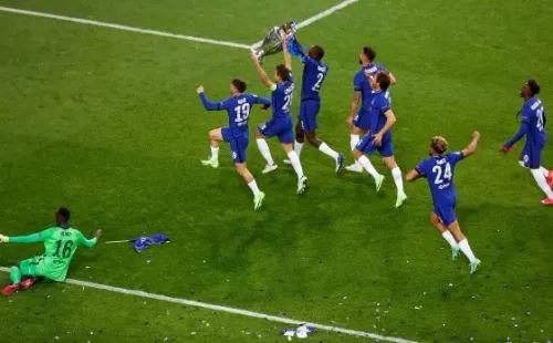 Chelsea festeja con su gente el título obtenido en Portugal, que le dio al club casi 100 millones de dólares en total en premio. Foto: Getty.