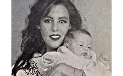 Luis Miguel, la serie: Michelle Salas en brazos de su madre Stephanie Salas.