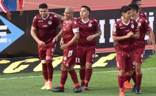 Humberto Suazo celebra junto a sus compañeros el 5-1 sobre Deportes Melipilla (Agencia Uno)
