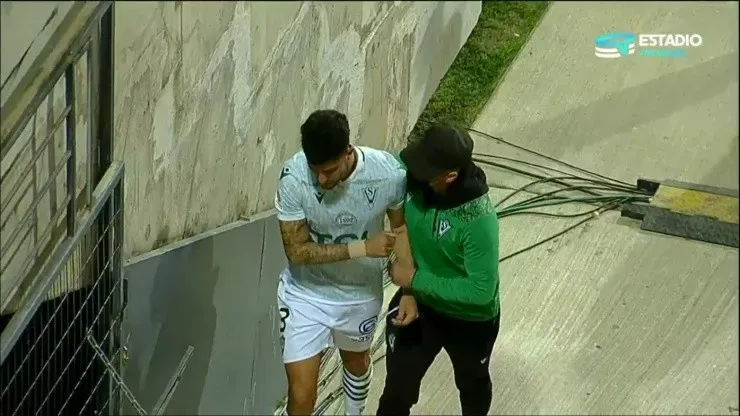 Daniel González protagonizó la imagen más emotiva del clásico que perdió Wanderers ante Everton en el estadio Sausalito. Foto: TNT Sports