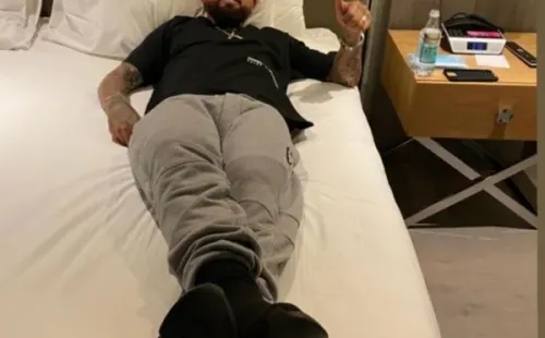 Arturo Vidal en la pieza de su hotel en Santiago.