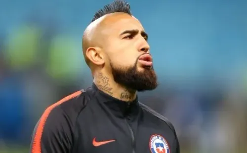 Vidal recibió un fuerte respaldo del jugador de la UC, Edson Puch.