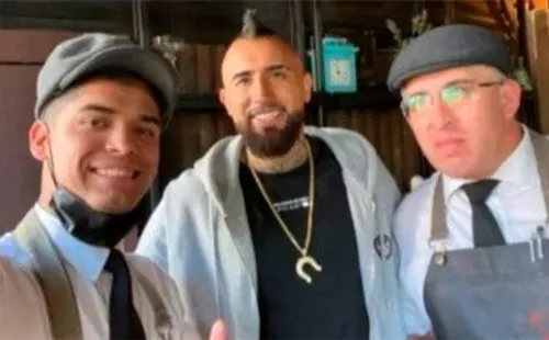 Arturo Vidal con sus anfitriones en el restaurant La Cabrera.