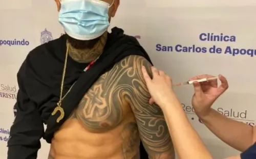 Arturo Vidal vacunándose en Chile, el pasado viernes. La foto la compartió en su propio Instagram.