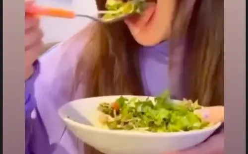 Las historias compartidas por Anto Larraín sobre los trastornos alimentarios en que usó como ejemplo un tik tok de Cata Vallejos.(3)