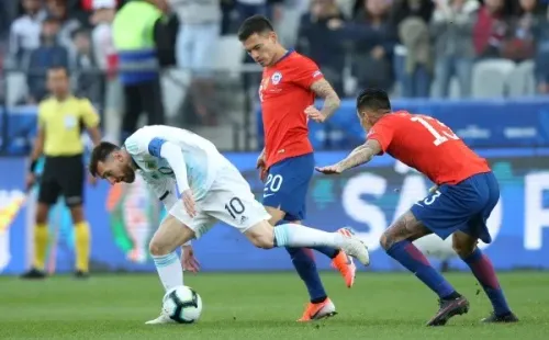 Lionel Messi choca nuevamente ante Chile. Foto: Getty Images