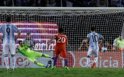 Messi le marcó de penal a Bravo en las últimas eliminatorias, en el triunfo 1-0 de Argentina sobre Chile. Foto: Agencia Uno.