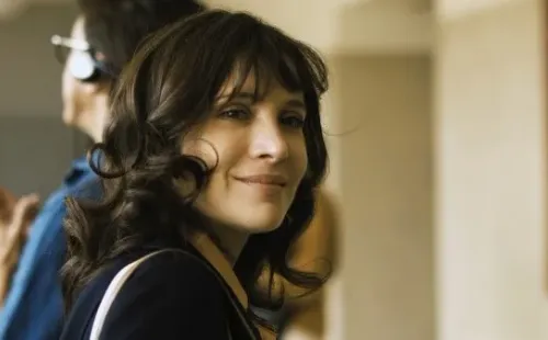 Isabel: Daniela Ramírez convertida en una joven versión de Isabel Allende.