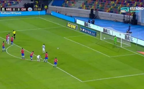 Claudio Bravo y Lionel Messi frente a frente en el penal favorable a Argentina.