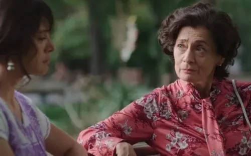Isabel: Rosario Zamora como Francisca Llona junto a Daniela Ramírez en el rol de la autora.