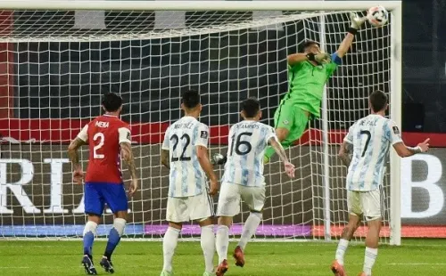 El arquero del Betisse lució en la igualdad 1-1 de La Roja ante Argentina por Eliminatorias.