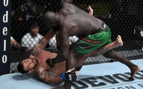Jairzinho liquidando a su rival en la estelar del UFC Vegas 28. Foto: UFC