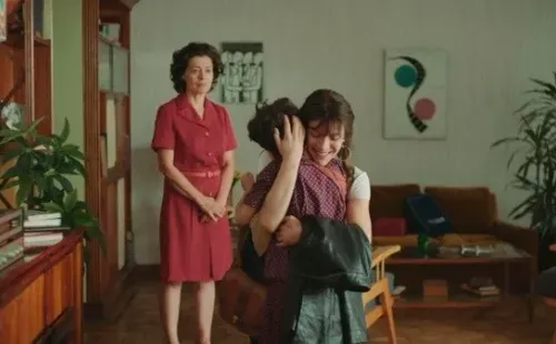 Rosario Zamora como Francisca Llona (de rojo), la madre de la escritora, en la serie Isabel.