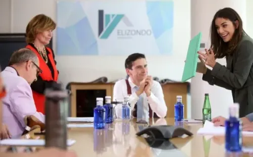 Ignacia Baeza y Alvaro Espinoza en una escena de La Torre de Mabel.(2)