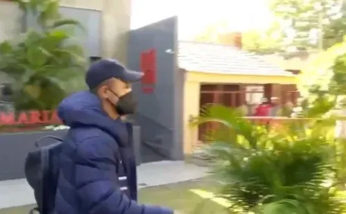 Alexis va derechito a regalarle su pantalón de buzo a un niño argentino (Espn)
