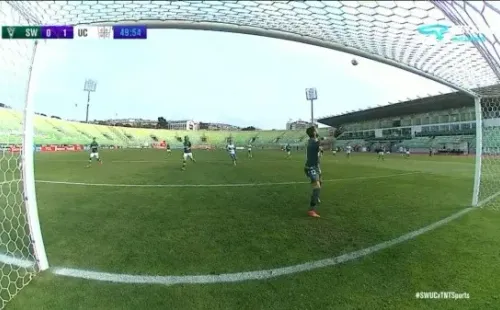 Cornejo sorprendió a Viana con un fuerte remate de zurda. (FOTO: TNT SPORTS)