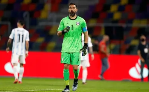 Claudio Bravo pidió entender el paso de los años en la Generación Dorada. Foto: Agencia Uno
