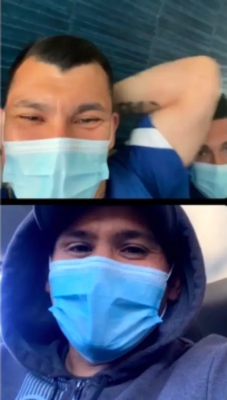 Gary Medel conversando con Humberto Suazo