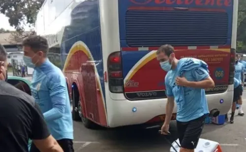 El defensor ayudó a descargar el bus previo al entrenamiento de Uruguay. (FOTO: Ilich Suárez)
