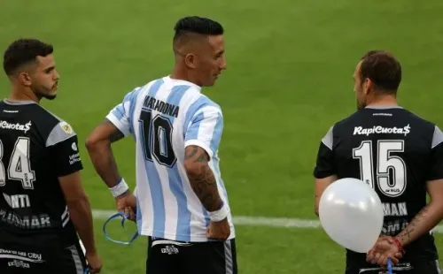 Lucas Barrios deja Gimnasia con emotiva carta a Diego Maradona. Foto: Getty Images