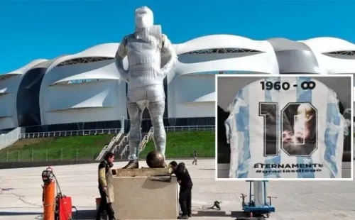 La estatua dedicada a Diego Maradona en el estadio de Santiago del Estero