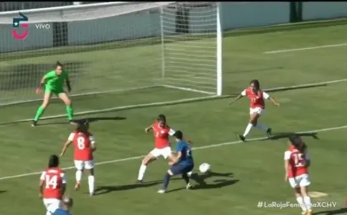 Šurnovská recibió un buen balón al centro del área (FOTO: CHV)