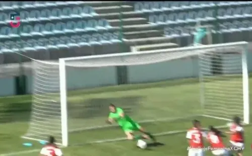 Endler hizo gala de sus reflejos y se lanzó para contener el balón(FOTO: CHV)