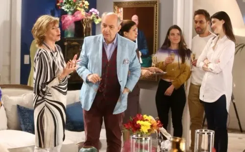 Luis Gnecco en una escena de La Torre de Mabel, junto a Coca Guazini, Paloma Moreno y Álvaro Gómez.