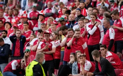 La afición en Copenhague quedó enmudecida por la situación. (Foto: Getty Images)