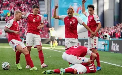 Simon Kjaer asistió rápidamente a Christian Eriksen tras desplomarse. (Foto: Getty Images)