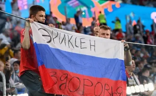 Fanáticos rusos mandaron fuerza a Eriksen durante el partido con Bélgica.