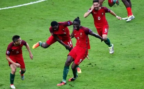 Eder y sus compañeros celebran el gol que le dio el título a Portugal el 2016. Foto: Getty.