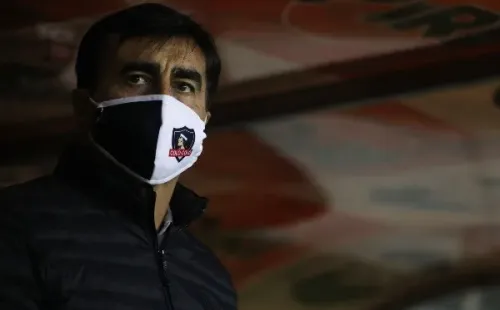 Quinteros no olvida los cobros que han perjudicado a Colo Colo. Foto: Agencia Uno