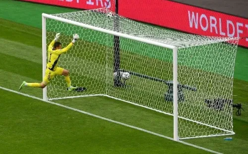 Schick anotó un golazo de mitad de cancha ante Escocia. Foto: Getty Images