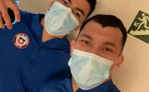 Gary Medel felicitó a Tomás Alarcón por su fichaje en el Cádiz.