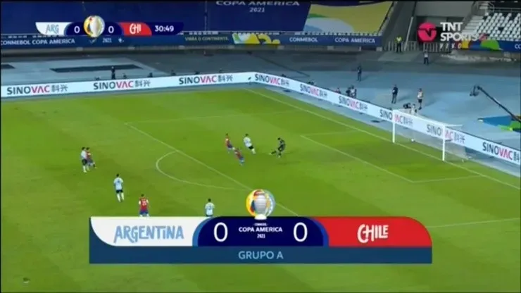 El balón se eleva y cruza todo el campo argentino