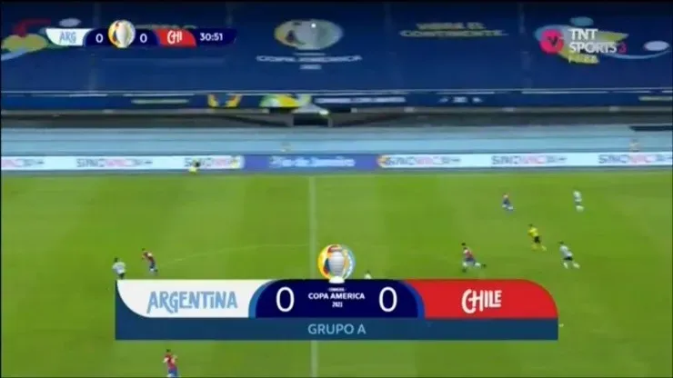 Al cruzar la mitad de la cancha, Lautaro Martínez aparece un metro por delante de la defensa chilena