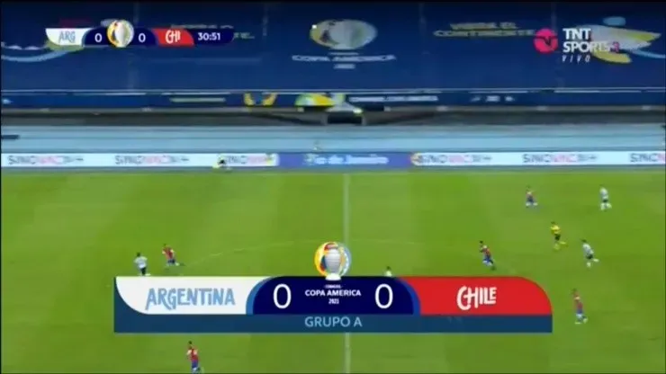 El balón elevado sorprende a Guillermo Maripán y Gary Medel corriendo contra su portería