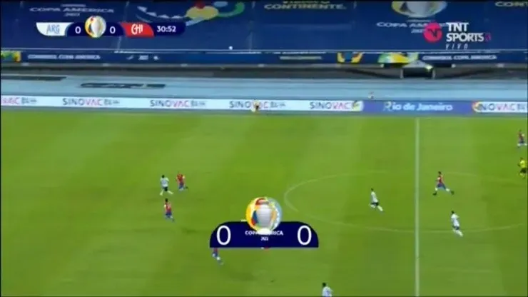 Guillermo Maripán gana la posición por fuera y se adelanta al argentino