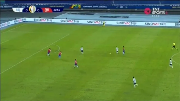 Giovani Lo Celso recoge el balón y se enfila hacia la portería de Bravo