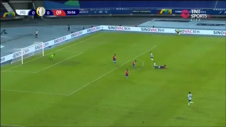 Pulgar ataca al mediocampista argentino por detrás y lo derriba a la entrada del área