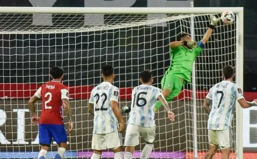 03 DE JUNIO DE 2021/SANTIAGO DEL ESTERO, ARGENTINA. Claudio Bravo de Chile durante el partido valido para las Clasificatorias al Mundial de Qatar 2022, entre las selecciones nacionales de Argentina y Chile, partido disputado en el Estadio Unico de Santiago del Estero, Argentina. FOTO: GABRIEL SOTELO/AGENCIAUNO
