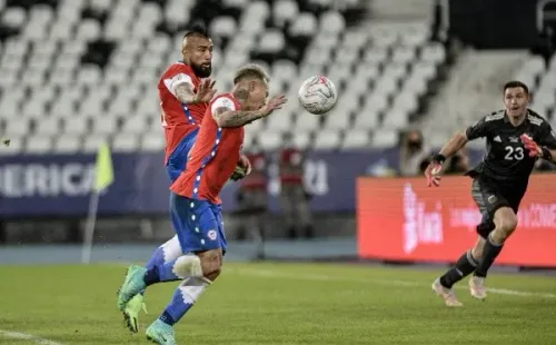 Vidal falló el penal pero Vargas aprovechó el rebote y anotó el 1-1. Foto: Agencia Uno