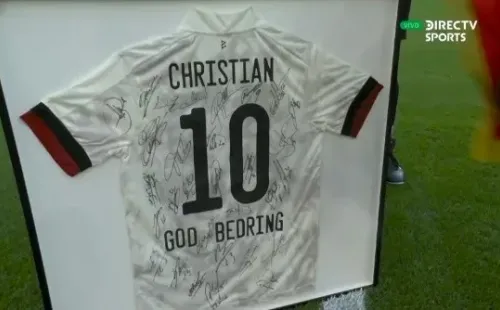 La camiseta que le regaló la selección de Bélgica a la de Dinamarca. (Captura: Directv Sports)