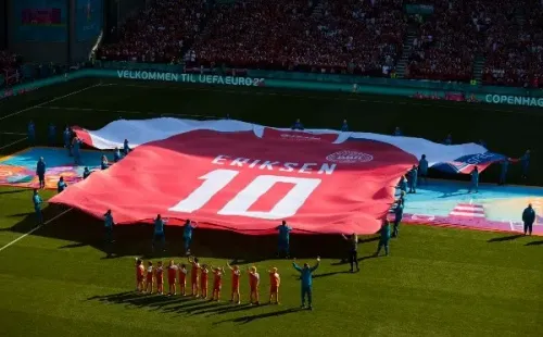 La camiseta gigante con el número de Eriksen. (Foto: Getty Images)