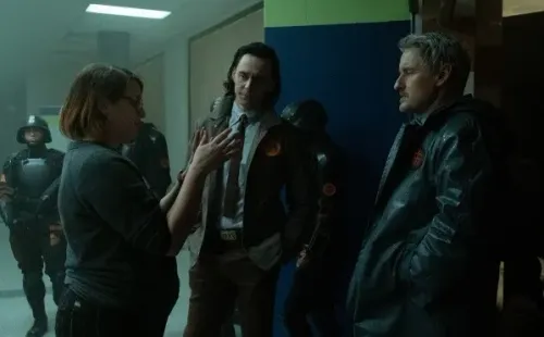 Loki: Kate Herron junto a Tom Hiddleston y Owen Wilson.