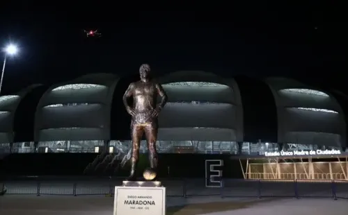 Homenaje de Argentina con una estatua de Diego Maradona a las afueras del estadio Santiago del Estero. (FOTO: Getty)