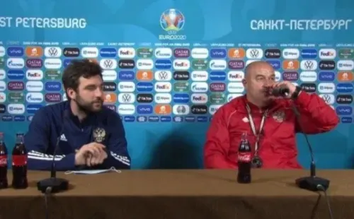 El DT de Rusia Cherchesov tomó un sorbo de bebida para diferenciarse de Cristiano Ronaldo. Foto: Captura